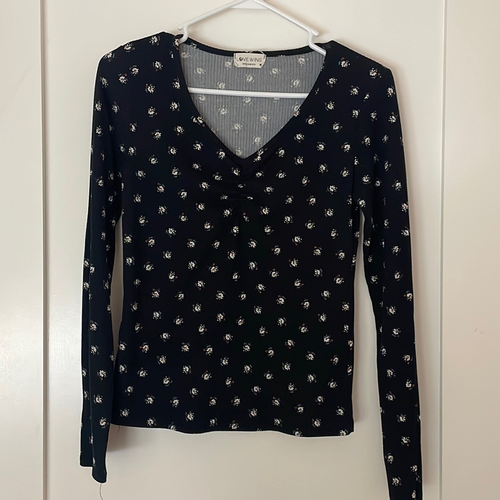 floral long sleeve, tight fit. women’s medium. Low cut scrunch.